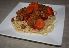 Spaghetti z marchwią, papryką i mięsem mielonym