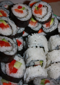 Talerz sushi - futomaki i uramaki